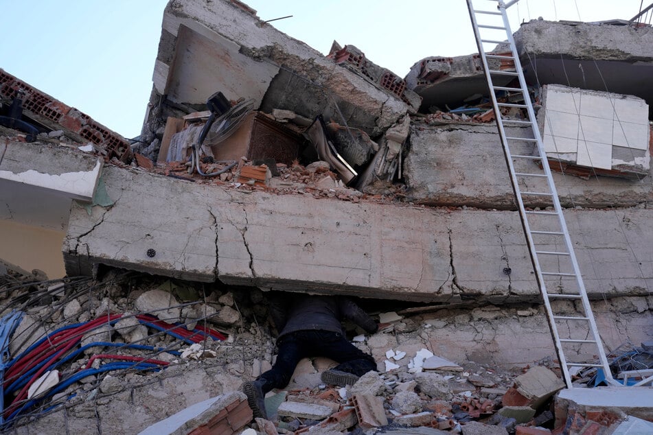Kahramanmaras: Ein Mann sucht nach Überlebenden in einem zerstörten Gebäude.