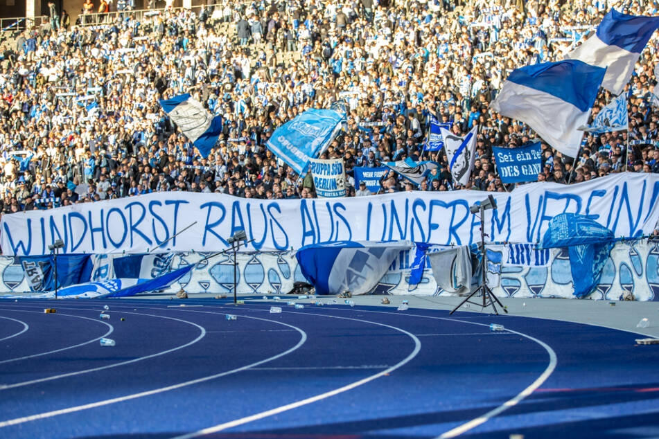 Die Hertha-Fans in der Ostkurve setzten nach den Spionage-Vorwürfen gegen Investor Lars Windhorst ein klares Zeichen.