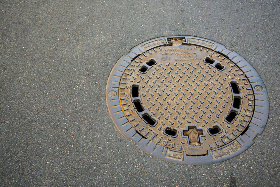 Zwei Gullydeckel wurden am Sonntag in der Erfurter Hans-Grundig-Straße von ihrem rechtmäßigen Platz entfernt. (Symbolbild)