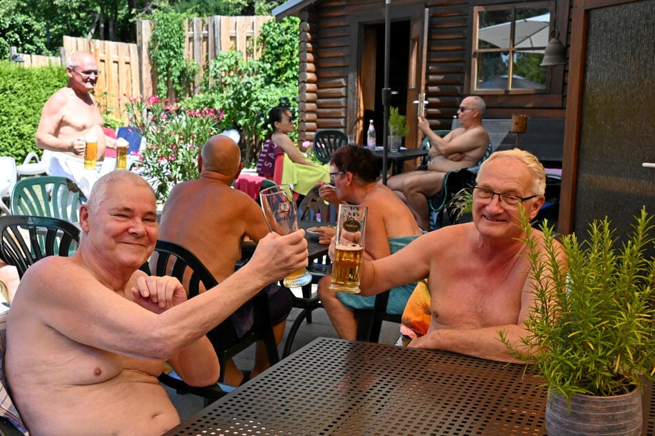 Zwischen den Saunagängen kühlen sich Bernd Judefeind (71) und ein Mitstreiter bei einem Bierchen ab.
