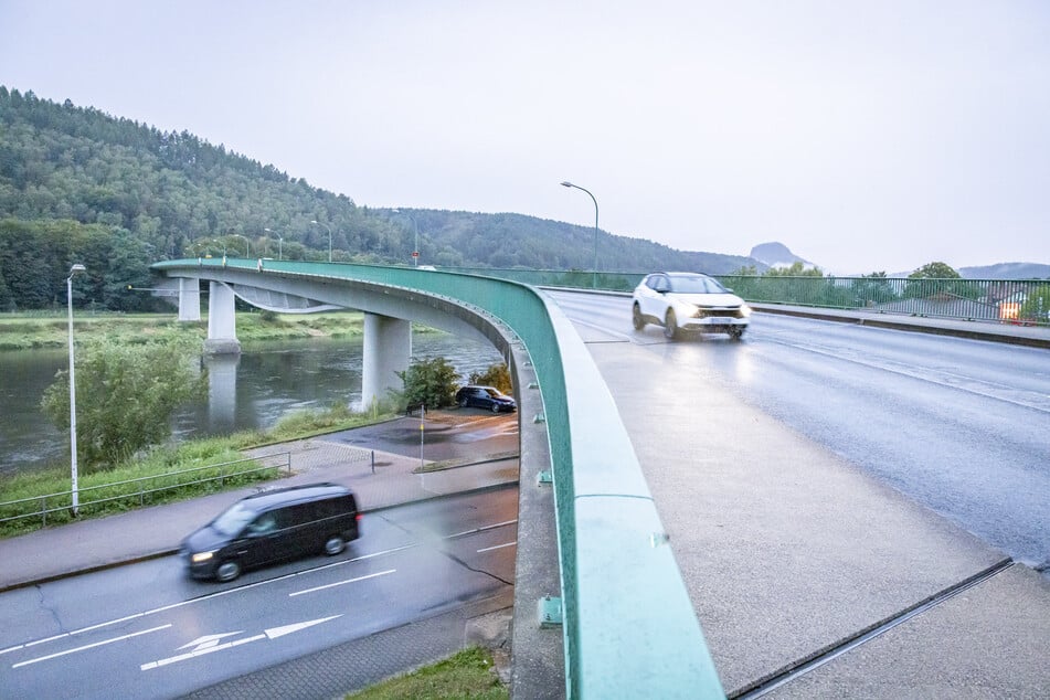 Die Elbbrücke in Bad Schandau weist Längsrisse im Unterspannband auf.