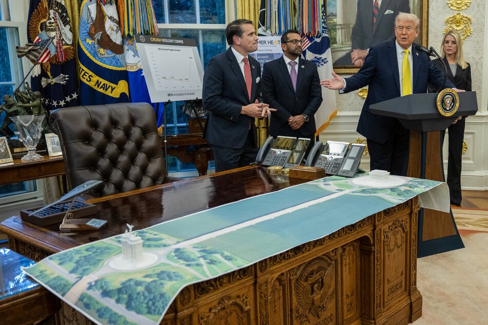 In order to visualize his construction project, Donald Trump had a scale model made.