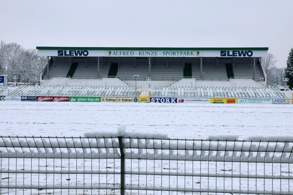 Nach dem erneuten Schneefall kann im Alfred-Kunze-Sportpark kein Fußball gespielt werden.