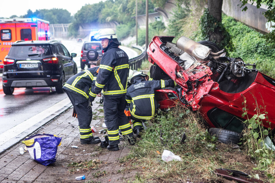 Unfall A255: Illegales Autorennen! BMW kracht gegen Baum und überschlägt sich