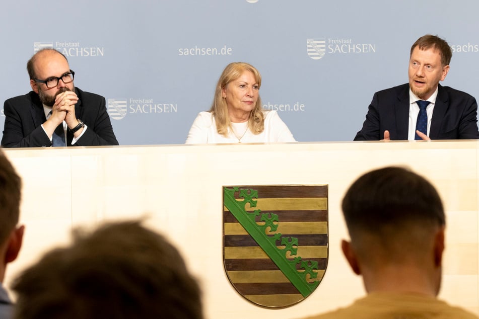 Nicht glücklich, aber einig: Ministerpräsident Michael Kretschmer (50, CDU), seine Stellvertreterin Petra Köpping (67, SPD) und Finanzminister Christian Piwarz (50, CDU, v.r.) stellten die Eckpunkte des nächsten Haushalts und das Reformpaket für einen effizienteren Staat am Mittwoch in Dresden vor.