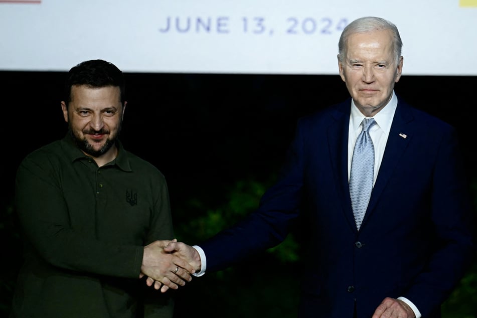 The US pledged long-term support for Ukraine under a 10-year security deal signed by President Joe Biden (r.) and his Ukrainian counterpart Volodymyr Zelensky.