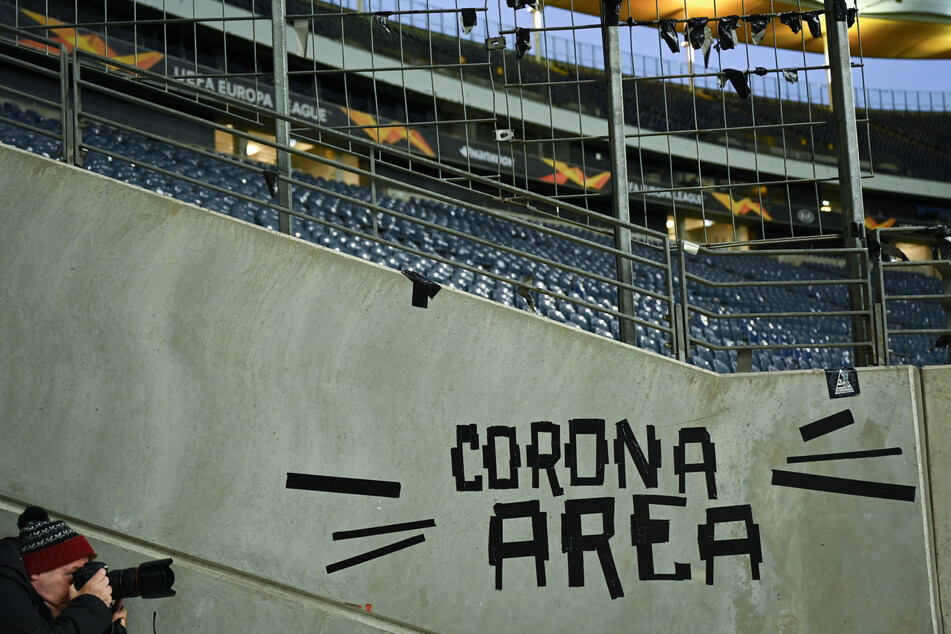 Auf einer Mauer des Frankfurter Ultra-Fanblocks prangte die Aufschrift "Corona Area".