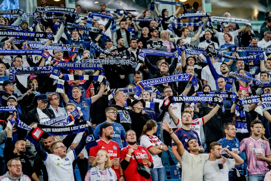 HSV-Fans stehen im Hamburger Volksparkstadion.