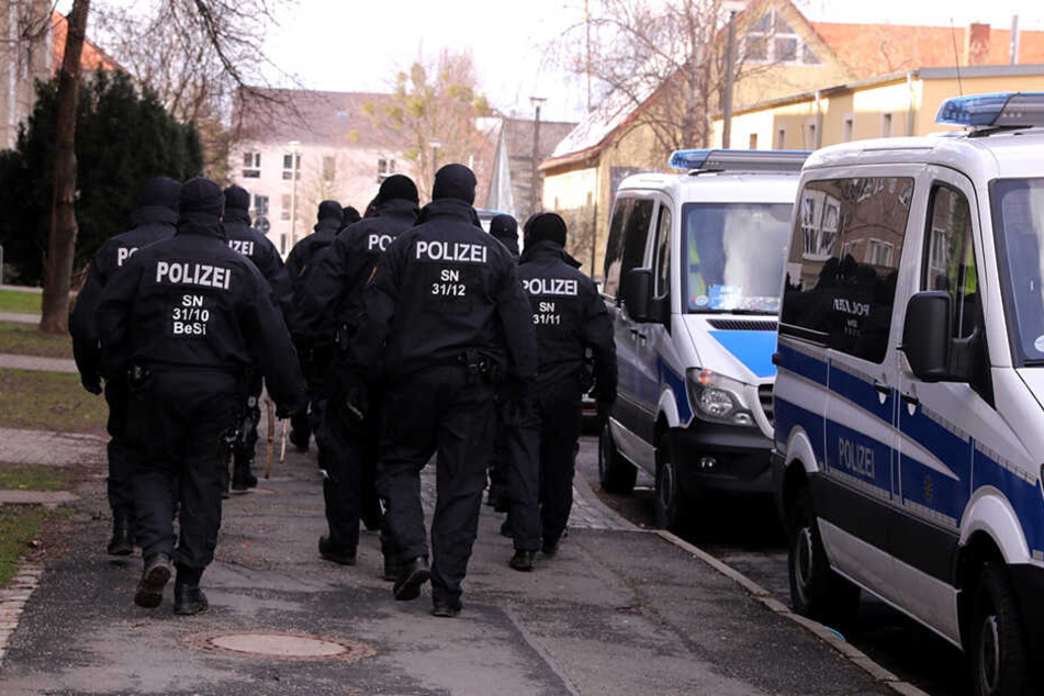 Beamte am Tatort in Prohlis.