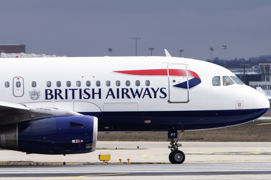 Eine Maschine von Britisch Airways rollt über eine Landebahn (Symbolbild).