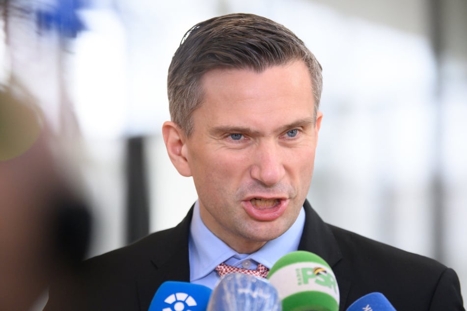 Versteht die Welt nicht mehr: der sächsische Wirtschaftsminister Marin Dulig (47, SPD).