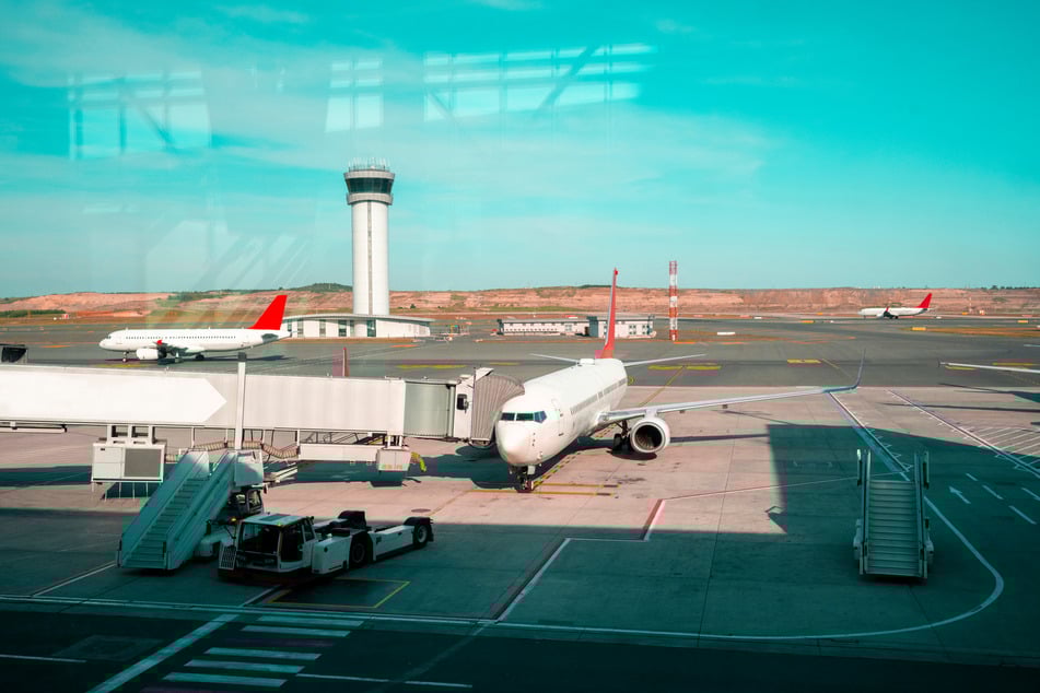 Nachdem Cody Sierra Marie Bryne aus dem Flugzeug eskortiert wurde, versuchte sie zu fliehen. (Symbolfoto)
