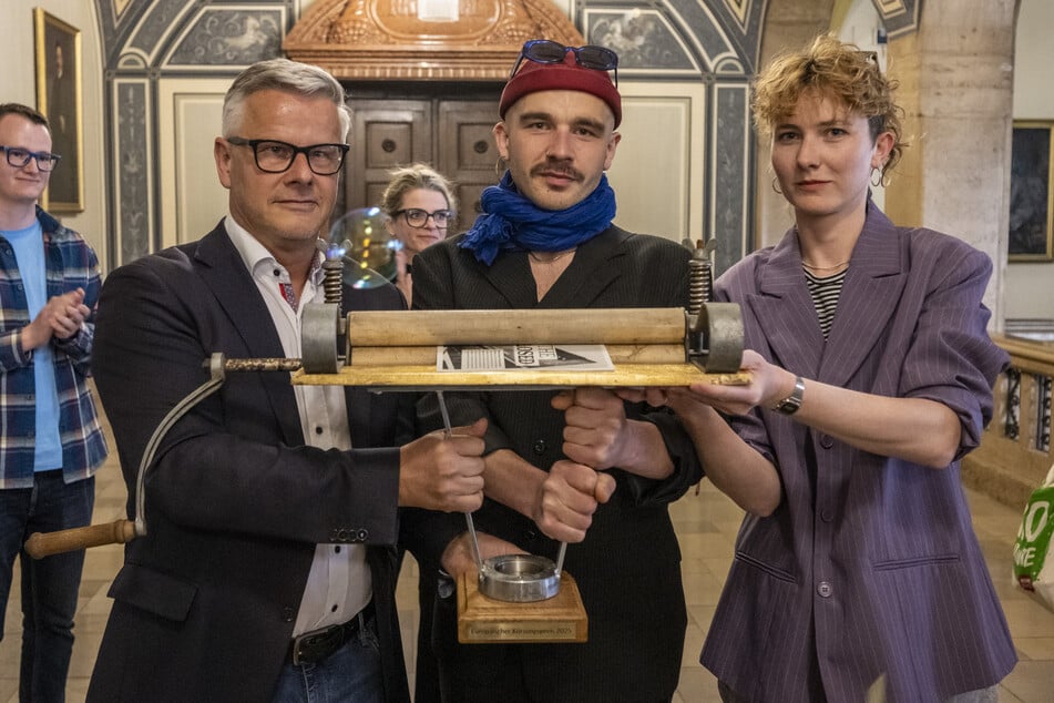 Stadtsprecher Matthias Nowak (56, l.) nahm den "Europäischen Kurzungspreis" entgegen.