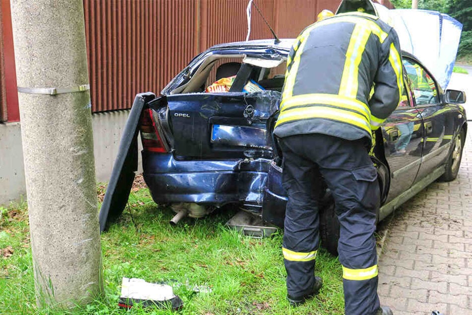 Der Opel wurde durch den Crash stark beschädigt.