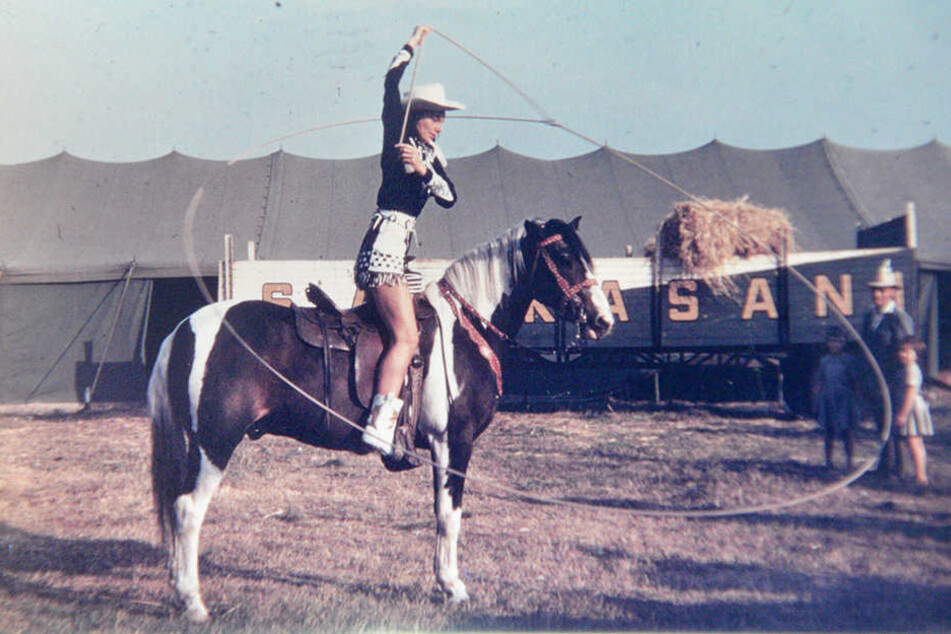 In Hochform und hoch zu Pferd: Ingrid Stosch-Sarrasani lässt das Lasso kreisen.