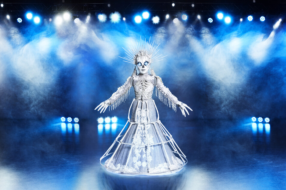 Die Figur "Das Skelett" steht in der Prosieben-Show "The Masked Singer" auf der Bühne.