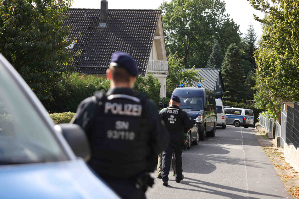 Die Durchsuchungsmaßnahmen dauern weiter an.
