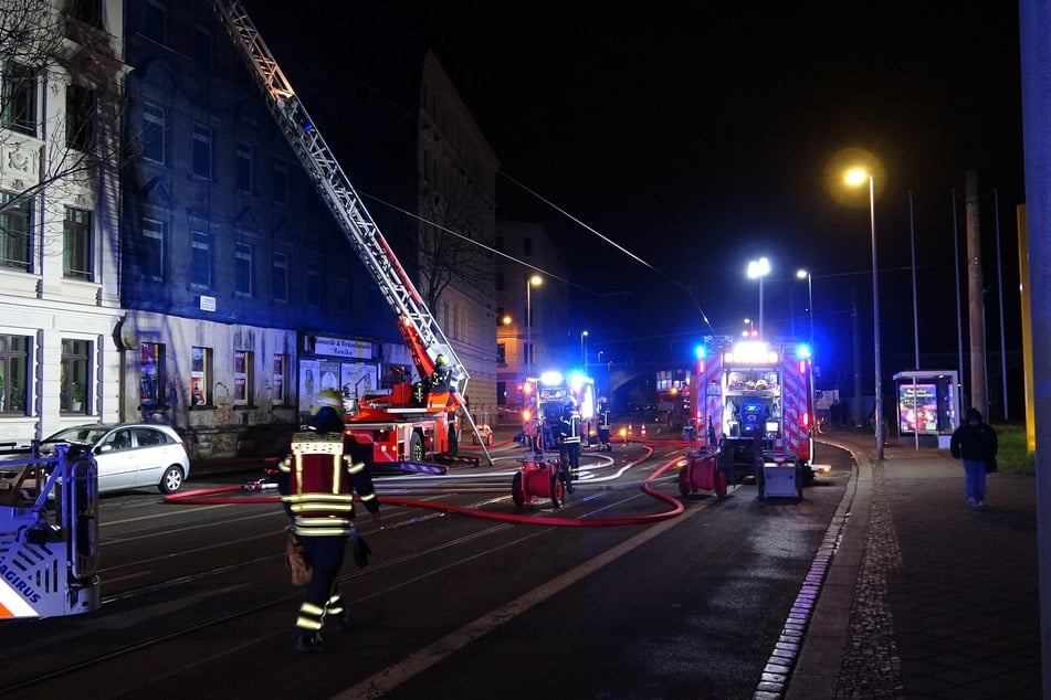 In einem Mehrfamilienhaus im Leipziger Osten ist am Freitagabend ein Feuer ausgebrochen.