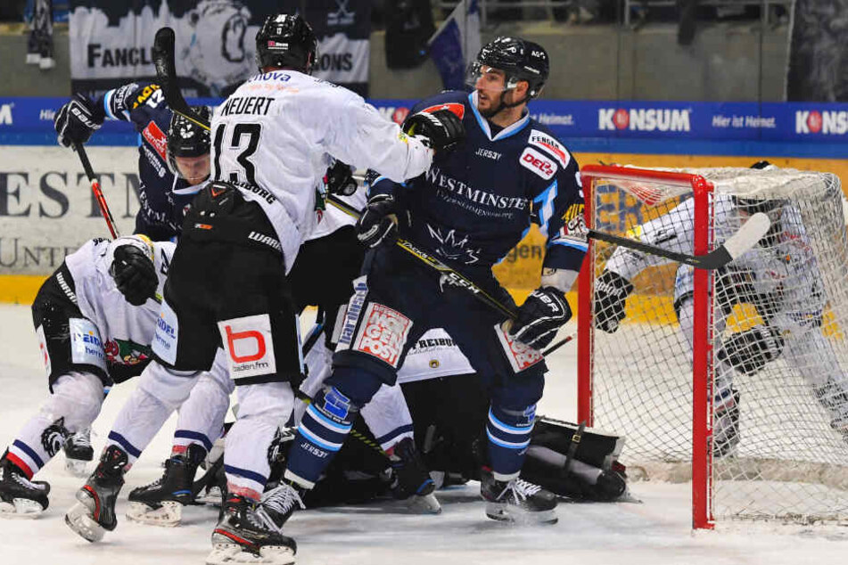 Kein Durchkommen! Eislöwen-Stürmer Jordan Knackstedt (r.) versuchte dem Freiburger Keeper die Sicht zu rauben.