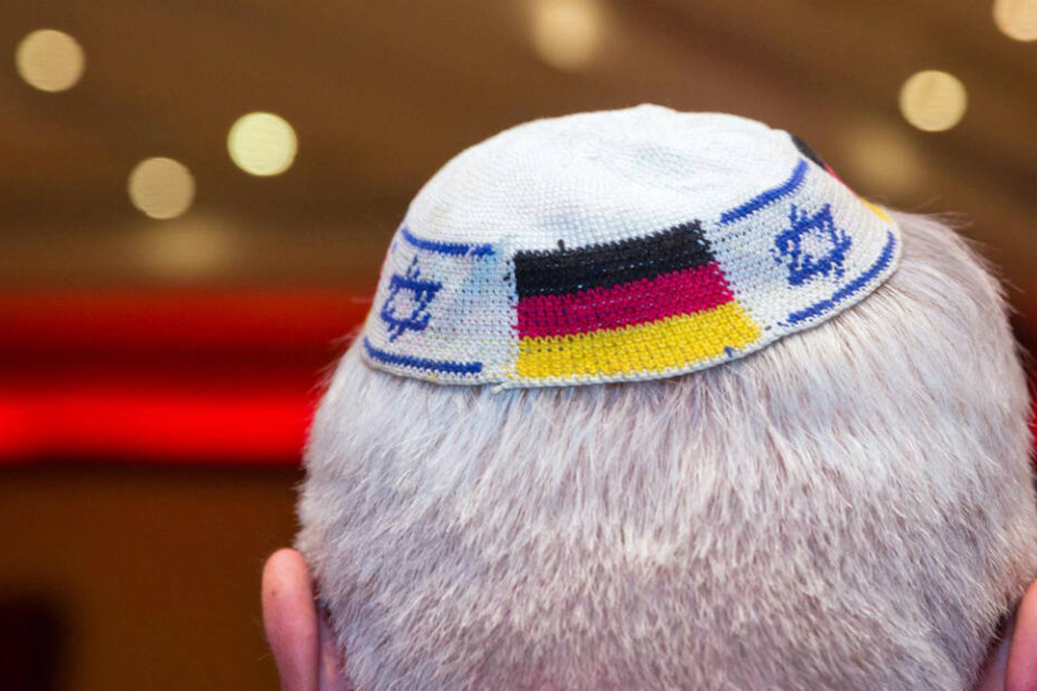 Der Rabbiner und seine beiden Söhne trugen alle eine Kippa.