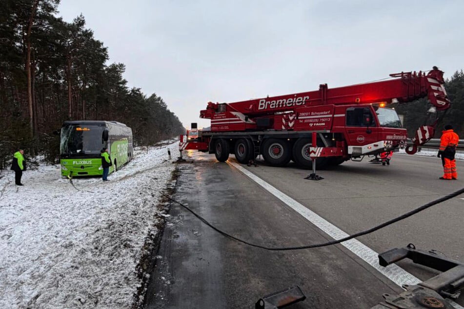 Der Reisebus musste abgeschleppt werden.