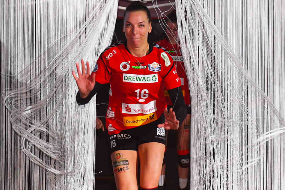 Die neue Einlaufshow: DSC-Kapitän Katharina Schwabe kommt durch den Vorhang des Tunnels und läuft aufs Feld.
