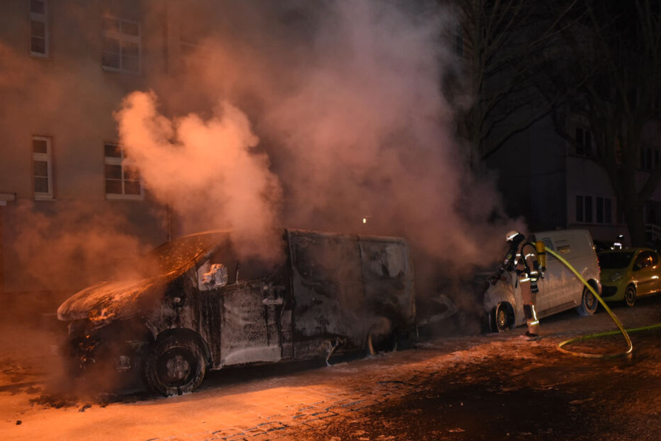 Ein Lieferwagen in der Wallensteinstraße brannte völlig aus.