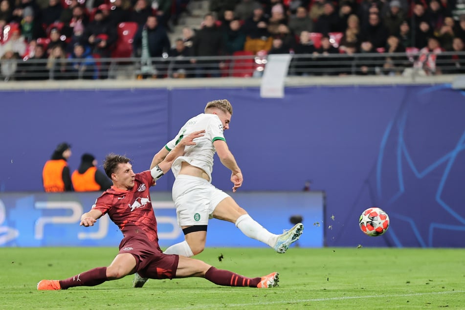 Viktor Gyökeres ist vor Willi Orban am Ball und schiebt zum 1:1 ein.