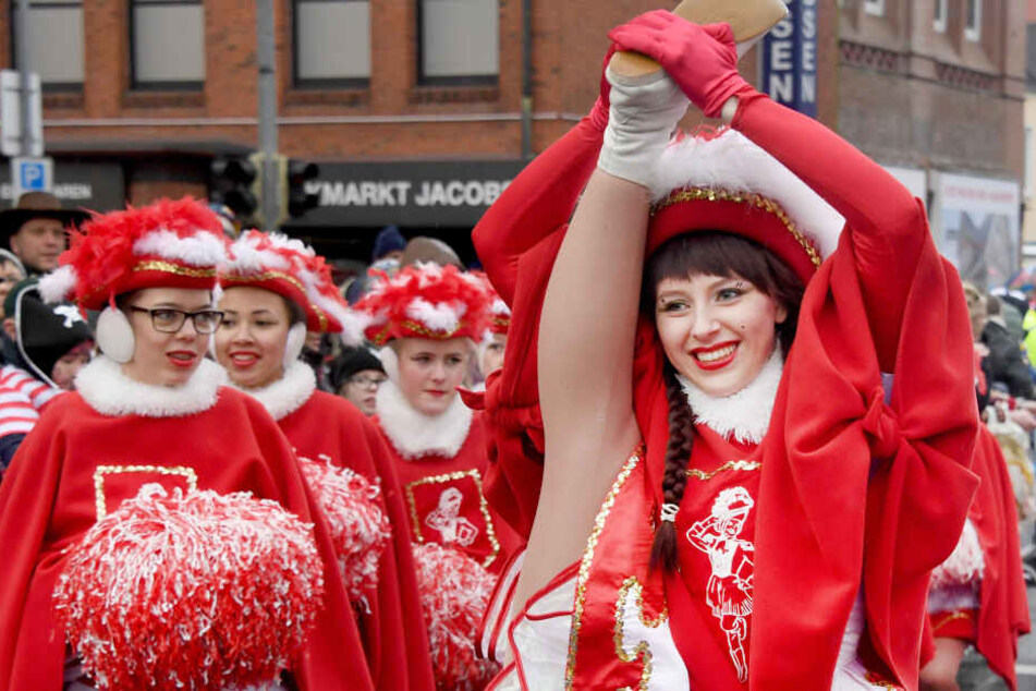 Tanzmariechen ziehen beim Rosenmontagszug durch Marne.