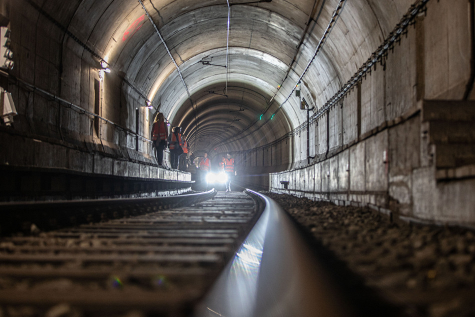 Die einfahrende Bahn konnte im letzten Moment noch bremsen (Symbolfoto).