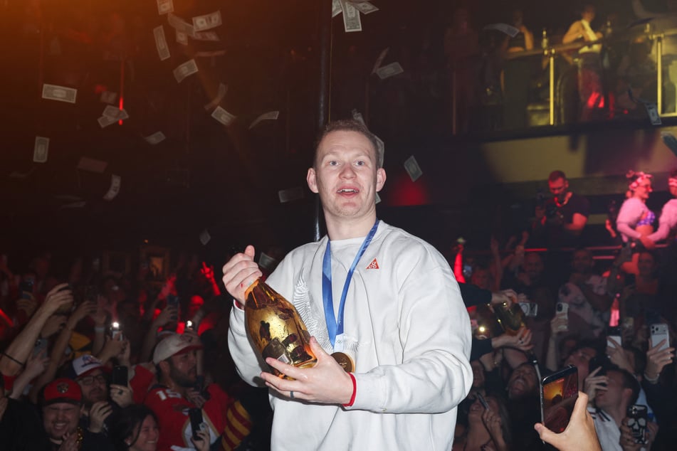 Brady Tkachuk (26) feierte den Olympiasieg des US-Eishockeyteams gebührend.