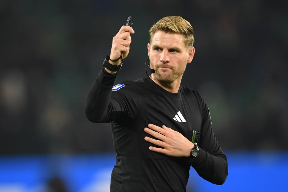 Timo Gerach (39) leitet die Partie des FC St. Pauli gegen den 1. FSV Mainz 05.