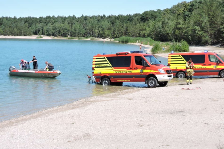 In Folge eines Badeunfalls suchen Feuerwehrkameraden nach einem vermissten Mann.