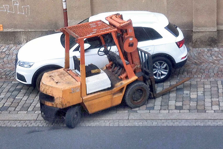 Volltreffer! Der Dieb bohrte den geklauten Gabelstapler in einen nagelneuen Audi Q 5.