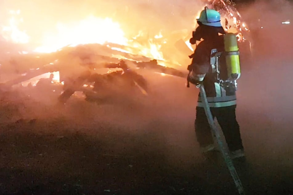Die Feuerwehr konnte ein Übergreifen der Flammen auf einen angrenzenden Wald verhindern.