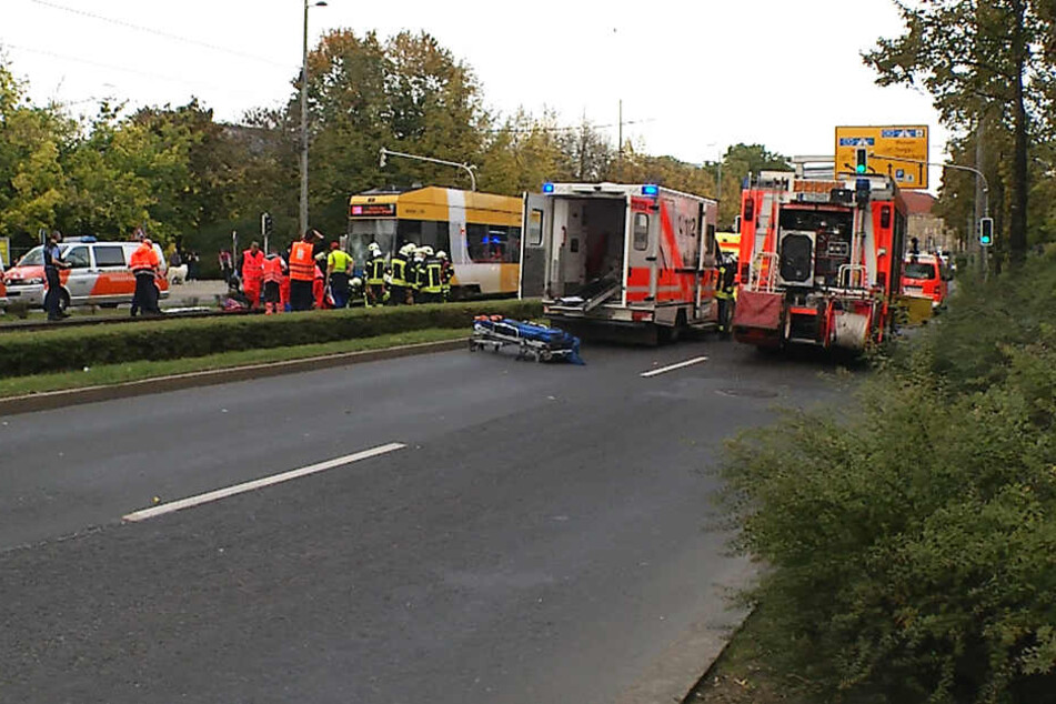 Die Radlerin wurde unter der Straßenbahn eingeklemmt.