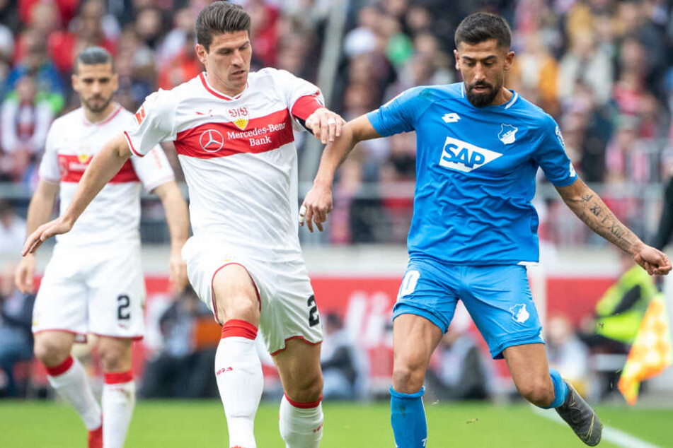 Stuttgarts Mario Gomez im Zweikampf mit Hoffenheims Kerem Demirbay.