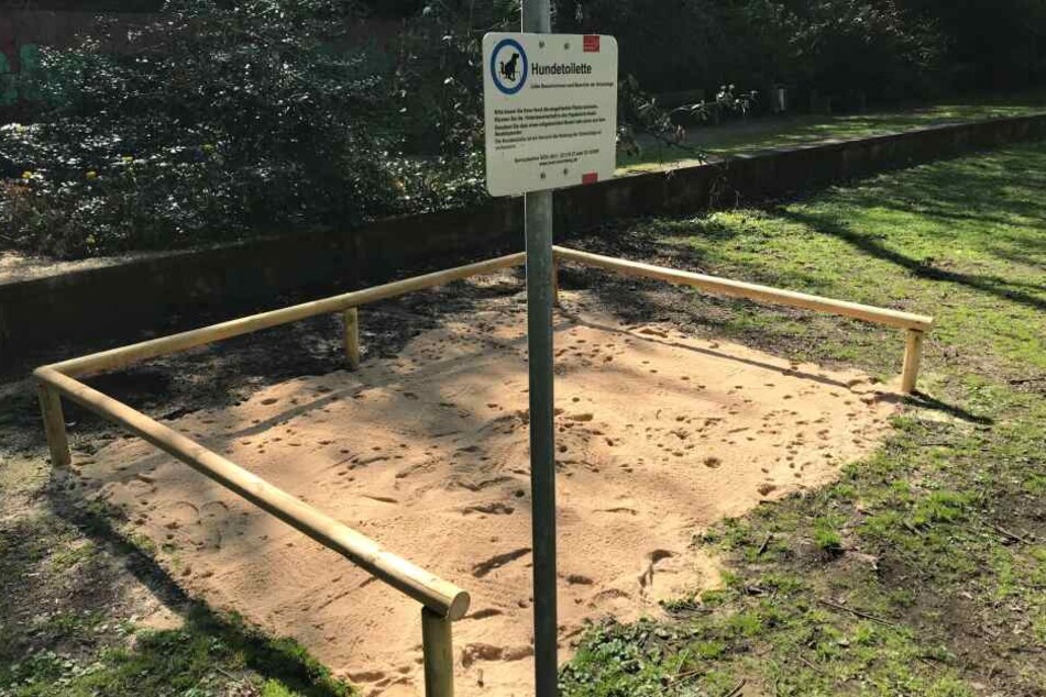 Ein Hundeklo im Nürnberger Rosenaupark. Ein Jahr lang hat die Stadt das Hundeklo getestet, jetzt wird es wieder geschlossen.