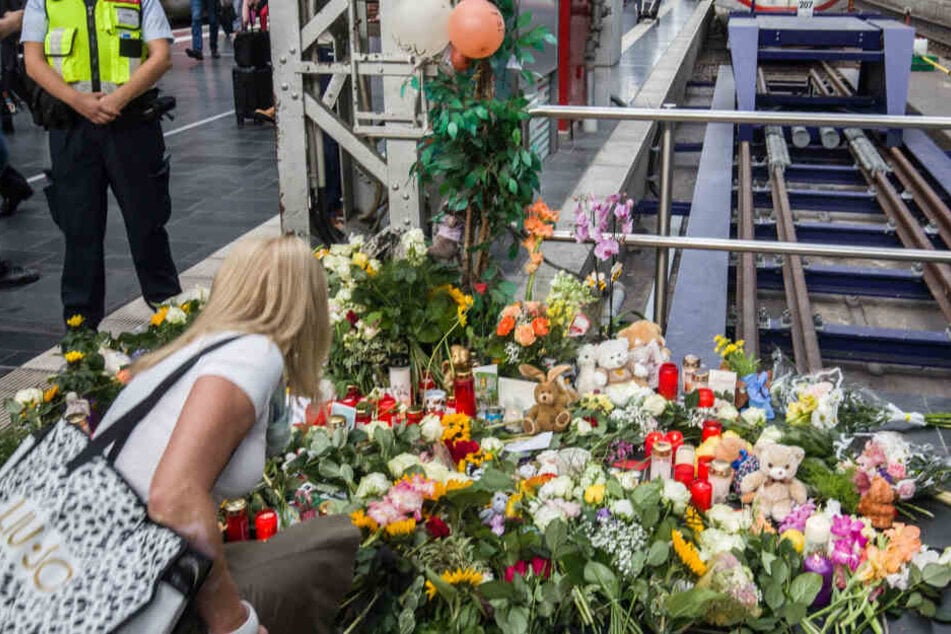 Menschen legten nach dem Tod des Achtjährigen Blumen am Frankfurter Hauptbahnhof nieder.