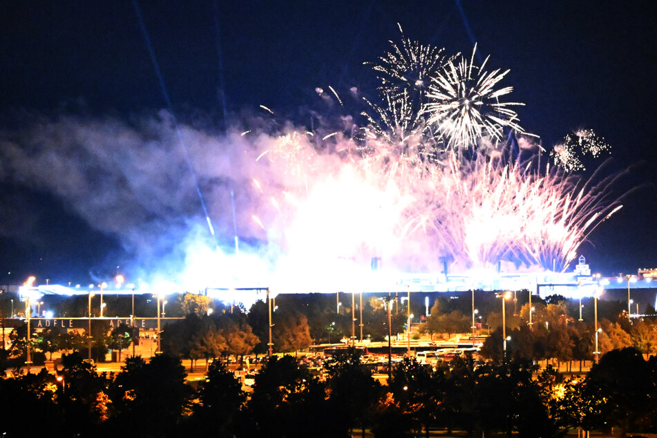 Zum Abschluss gab es neben dem bekannten Konfettiregen auch ein Feuerwerk im Münchner Nachthimmel zu bestaunen.