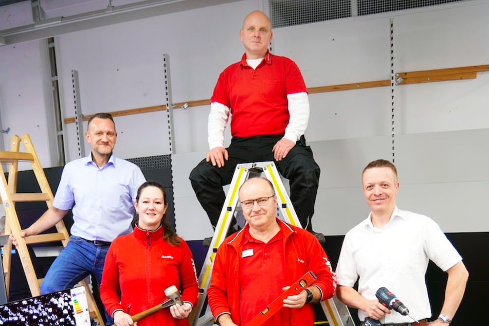 D. Werowski (links), K. Tholotowsky, H. Kolb, J. Gerhardt und T. Ernstberger arbeiten schon fleißig am neuen MediaMarkt in Jena.