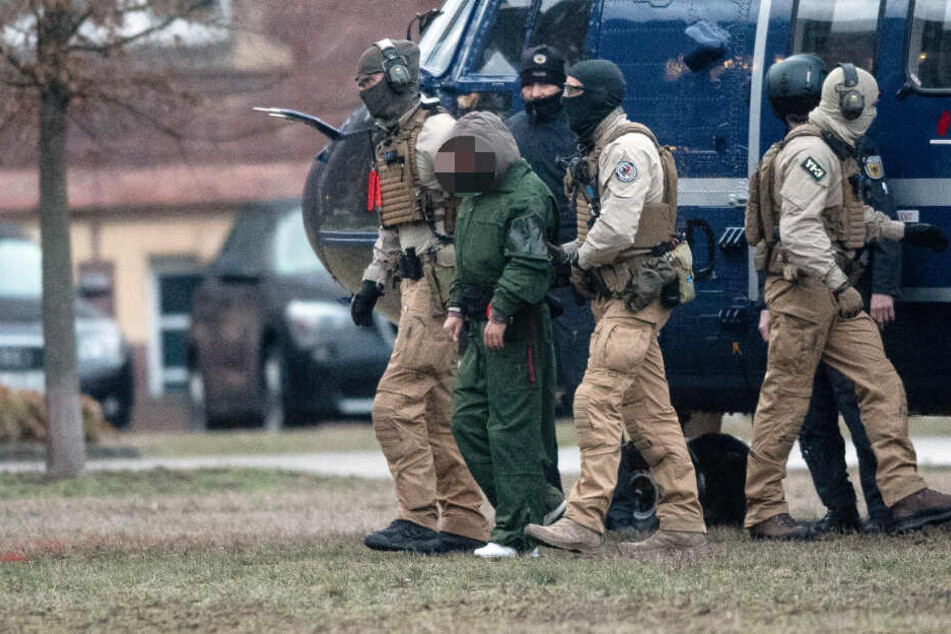 Bundespolizisten führen einen Terrorverdächtigen aus einem Helikopter. Er und die anderen beiden Verdächtigen sollen dem Ermittlungsrichter am Bundesgerichtshof vorgeführt werden.