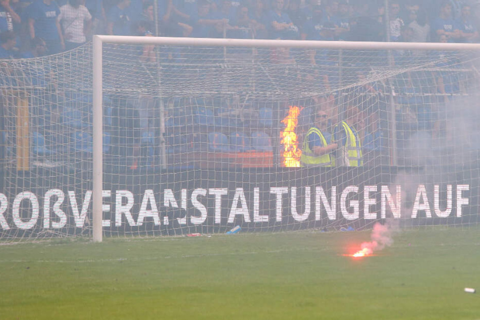 Auf einem Spielfeld brennt Pyrotechnik. (Symbolbild)