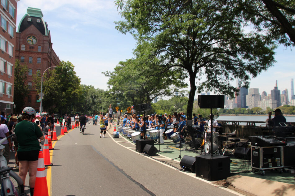 Mit Fahrrad, Rollschuhen oder zu Fuß haben Tausende Menschen am "Summer Streets"-Festival teilgenommen.