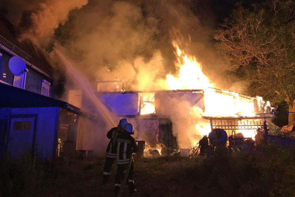 Als die Feuerwehren eintrafen, stand das Nebengebäude bereits lichterloh in Flammen.