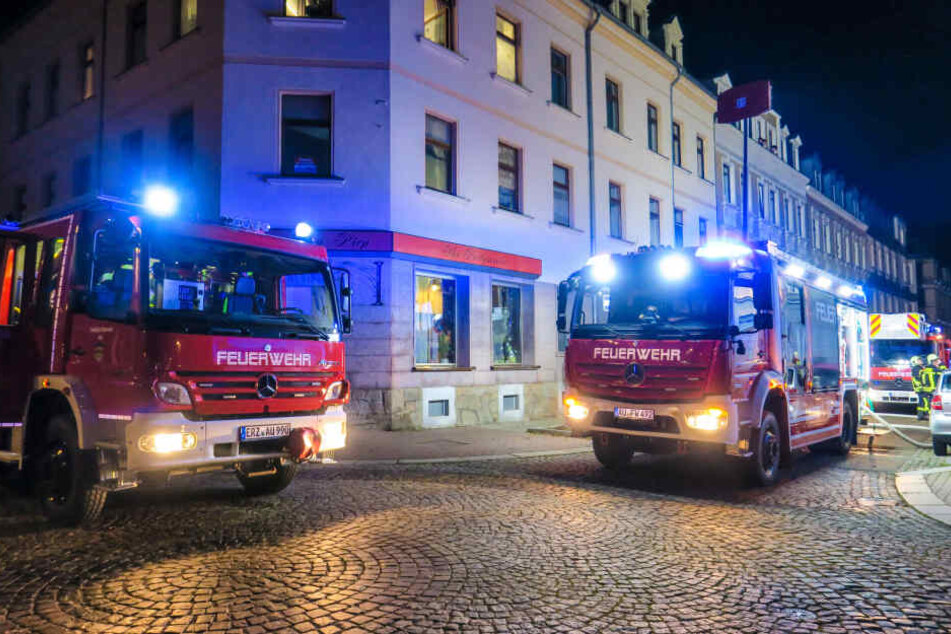 Gegen 20.30 Uhr wurden die Feuerwehren aus Aue und Alberoda in die Dr. Külz Straße in Aue gerufen.
