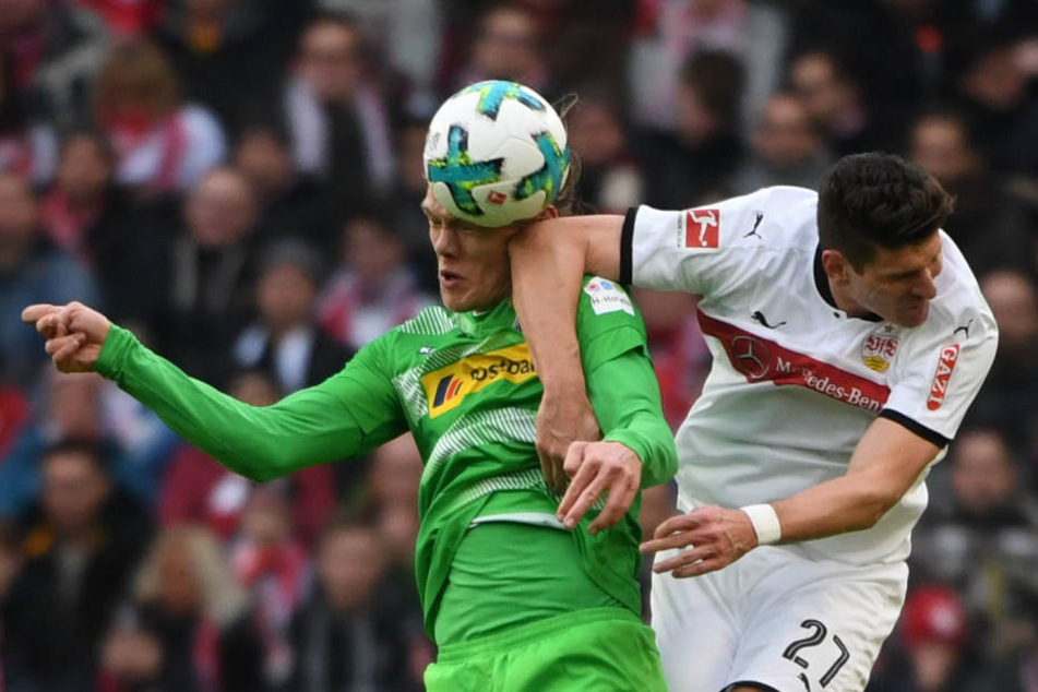 Stuttgarts Mario Gomez (r.) im Zweikampf mit Mönchengladbachs Jannik Vestergaard.