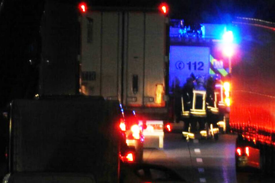 Weil die Feuerwehr die Fahrbahn reinigen musste, wurde die A14 voll gesperrt.