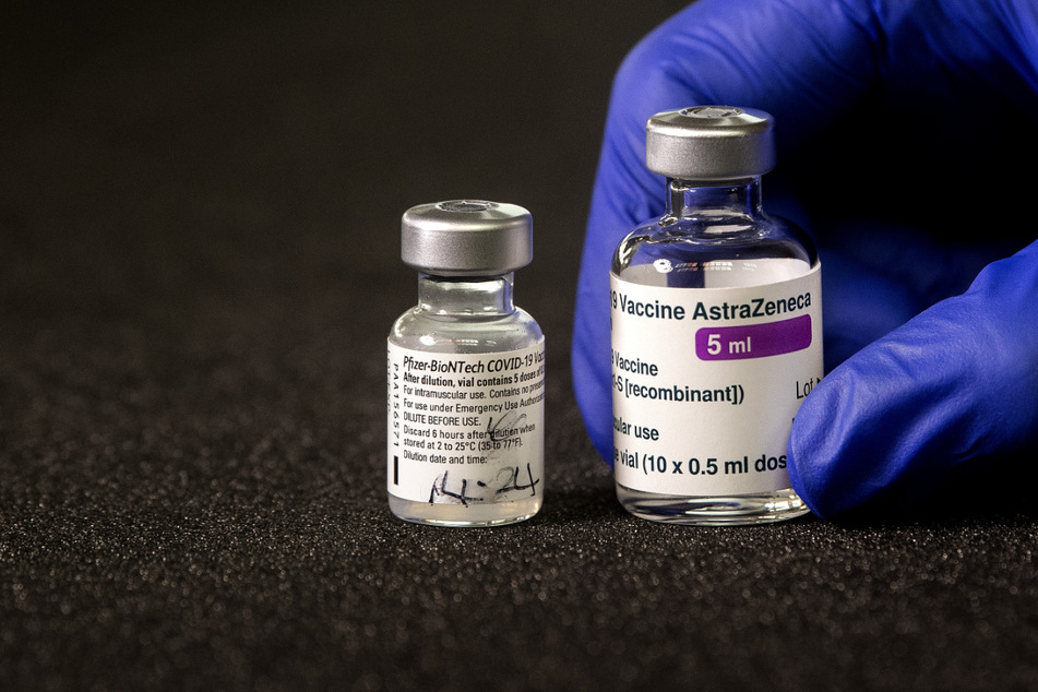 Die Kombination der Corona-Impfstoffe von AstraZeneca und Biontech schützt einer Studie zufolge gut.