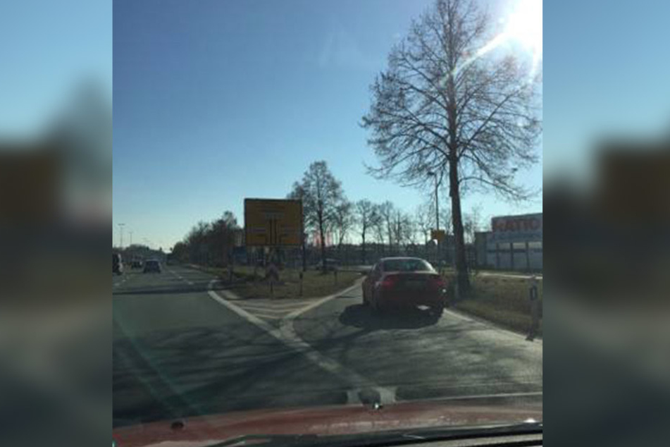 Das Schild steht direkt an der A2-Abfahrt in Senne. Kurz dahinter ist der McDonald's in Bielefeld (© Dennis Jeske).
